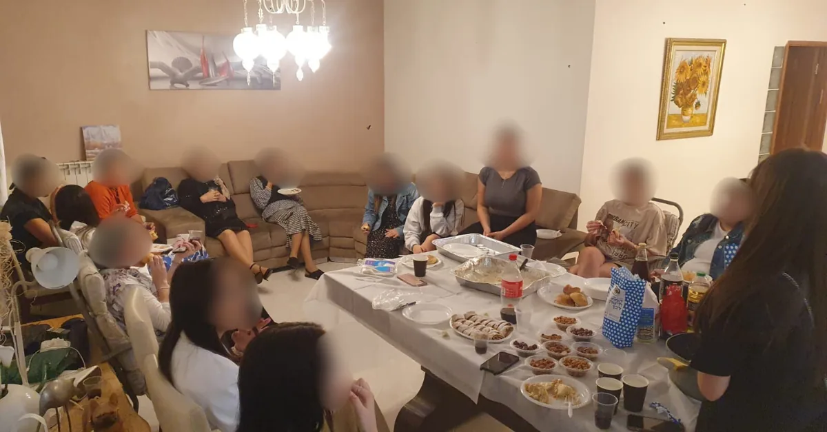 מפגש חם סביב שולחן בבית נעמי