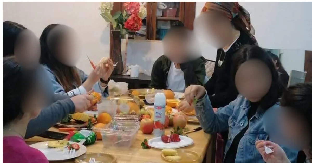 פעילות משותפת סביב שולחן בבית נעמי